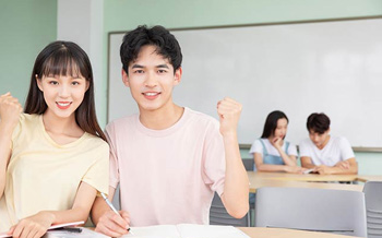 精良师资，中外结合 