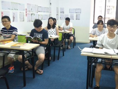 学生认真上课